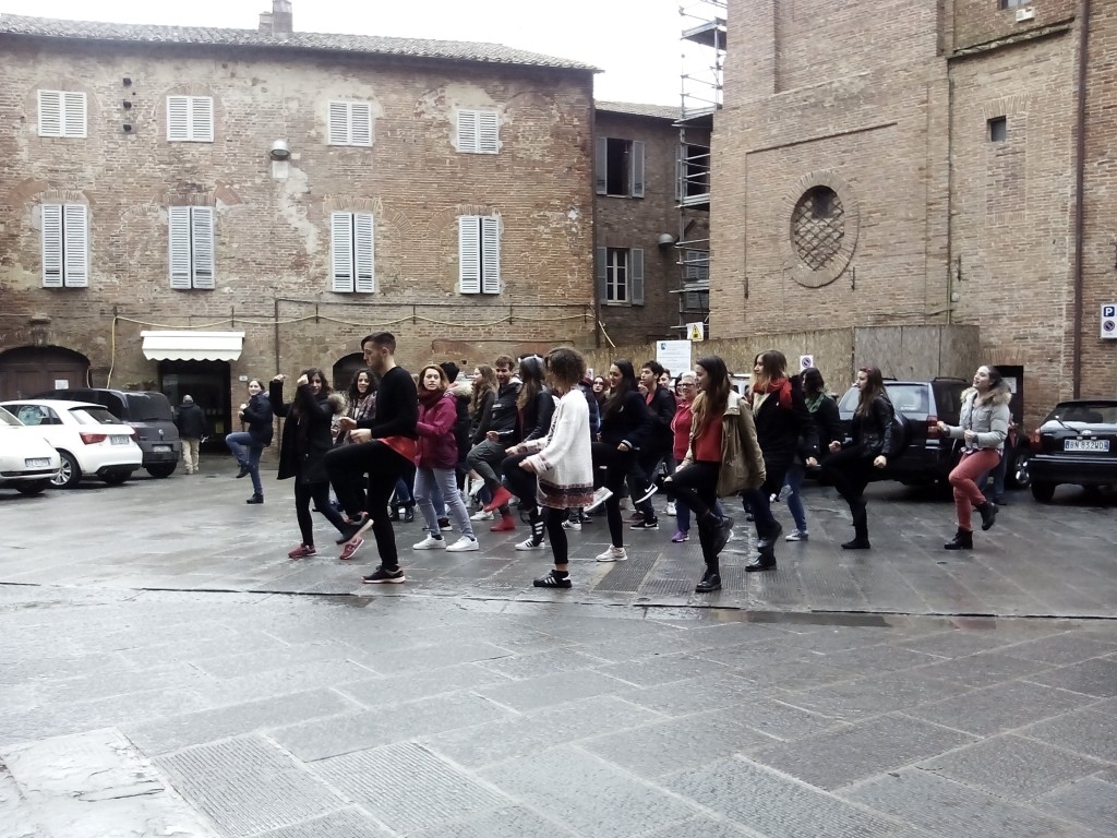 Flash mob Comprensivo Pietro Vannucci - Piazza Unità d'Italia